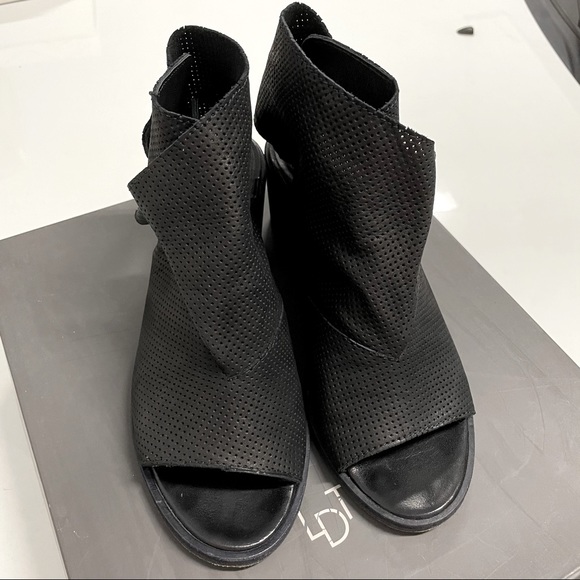 LD TUTTLE The Bow Sandals - Picture 2 of 10